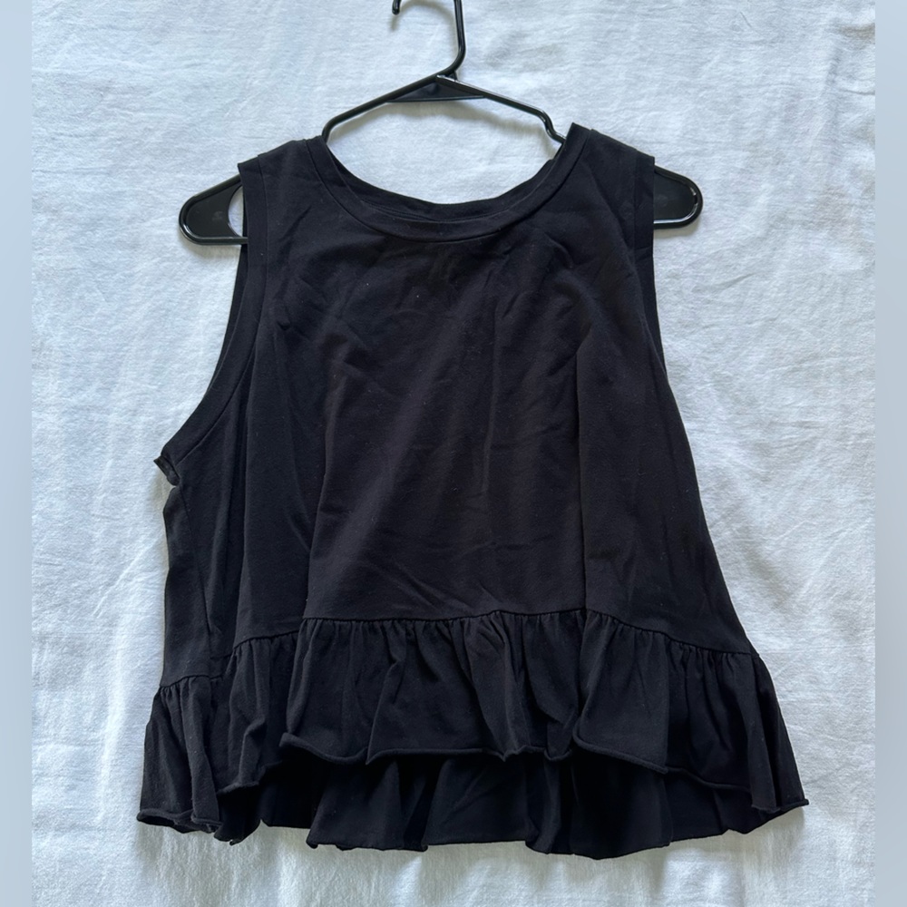 Wild Fable ruffle hem slightly cropped tank top size medium.